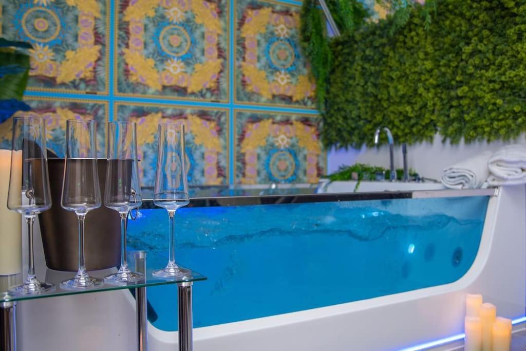 Luxury Love Room Spa Whirlpool Jacuzzi Nuremberg Bagian luar foto