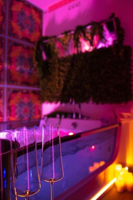 Luxury Love Room Spa Whirlpool Jacuzzi Nuremberg Bagian luar foto