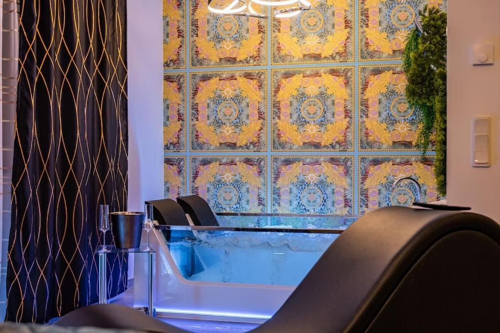 Luxury Love Room Spa Whirlpool Jacuzzi Nuremberg Bagian luar foto