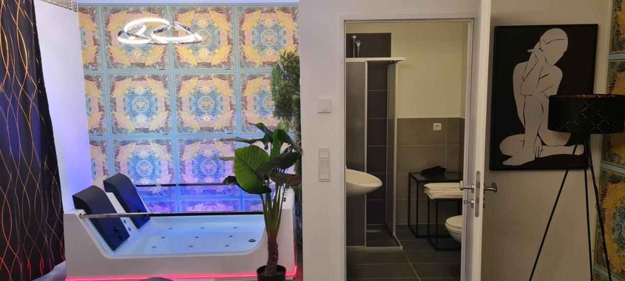 Luxury Love Room Spa Whirlpool Jacuzzi Nuremberg Bagian luar foto